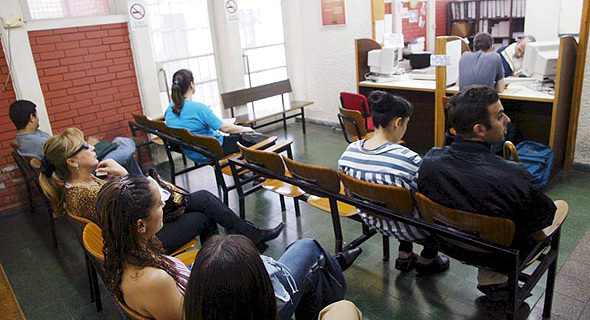 Se registró un fuerte y abrupto aumento del desempleo desde el endurecimiento del cierre en Israel. (Tzvika Tishler) Oficina de empleo de Israel.
