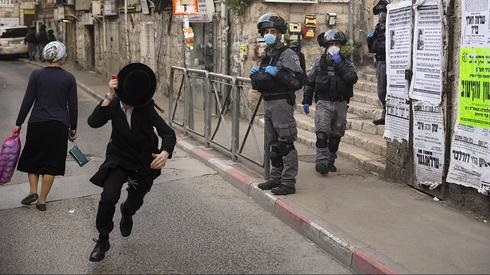 Niño ortodoxo escapa de la policía en Jerusalem. 