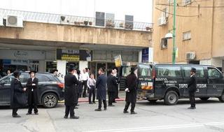 Ultraortodoxos comienzan a reunirse para un funeral en Bnei Brak. 