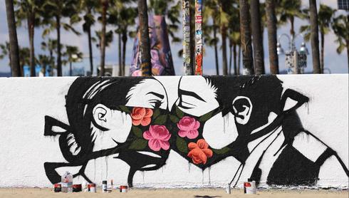Beso en días de coronavirus (Bonis Beach, California)
