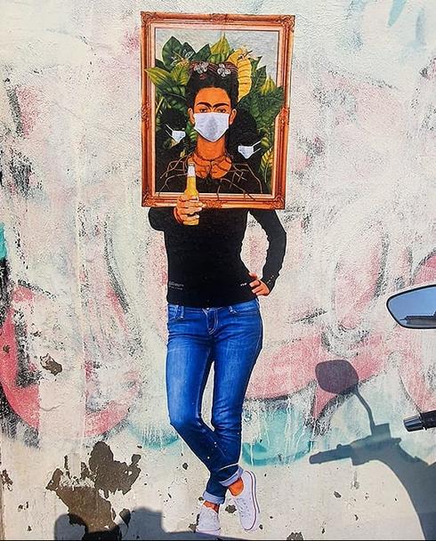 Cheers: Frida Kahlo en jeans y máscara