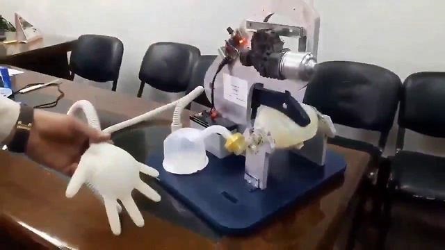 Artesanal y con materiales improvisados. El prototipo de respirador artificial presentado en Gaza. 