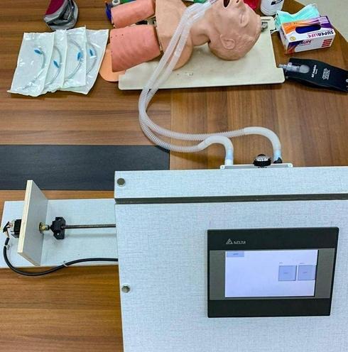 Médicos e ingenieros de la universidad Al Quds fabricaron un respirador computarizado en un mes. 