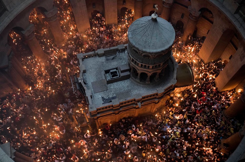 Arquivo: A cerimônia do Fogo Sagrado na Igreja do Santo Sepulcro. (EPA) Arquivo: A cerimônia do Fogo Sagrado na Igreja do Santo Sepulcro.