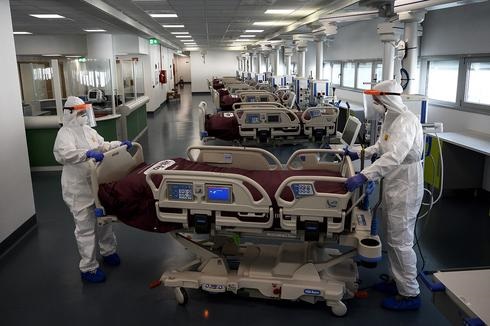 Preparación de una sala para pacientes con coronavirus en el norte de Italia. 