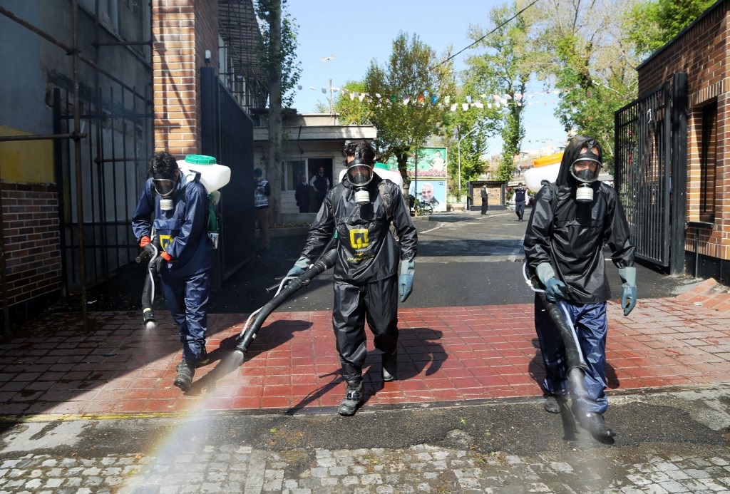 Bomberos desinfectan las calles de Teherán. 