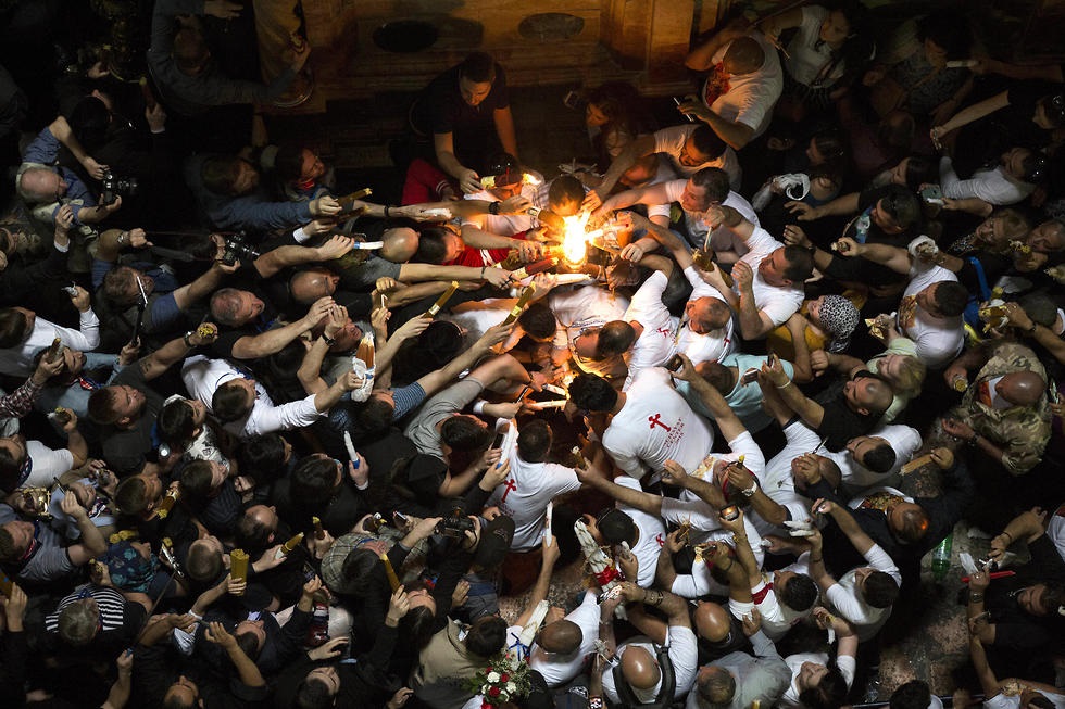 La ceremonia del Fuego Sagrado en la Iglesia del Santo Sepulcro. 