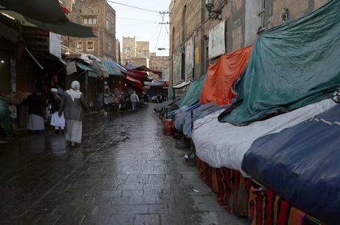 Calles vacías y comercios cerrados en Yemen. 