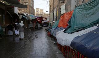 Calles vacías y comercios cerrados en Yemen. 