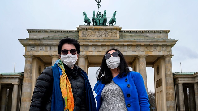 Personas con barbijos en Berlín. La lucha contra el coronavirus es global. 