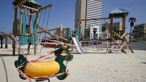 Una cinta indica a las personas que no puede usarse uno de los parques infantiles de la playa de Tel Aviv.