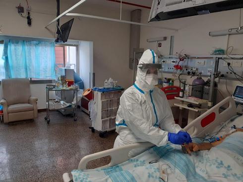 Tratamiento de pacientes con coronavirus en el campus de Rambam Healthcare en Haifa