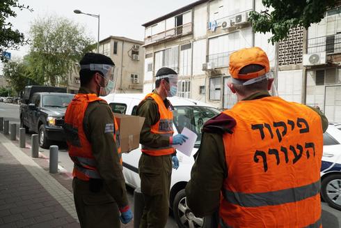 Soldados de las FDI distribuyen alimentos a los residentes de Bnei Brak durante el cierre de la ciudad. 