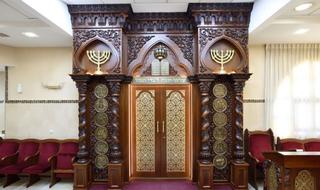 Muebles de una sinagoga realizados en la fabrica del kibutz Lavi. 