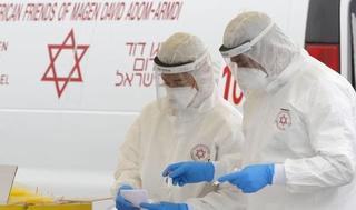 Profesionales de la salud en un centro de pruebas de coronavirus israelí. 