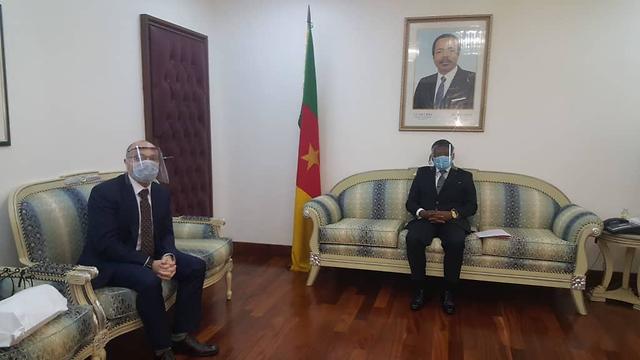 El embajador de Israel en Camerún, junto con el primer ministro de ese país. 
