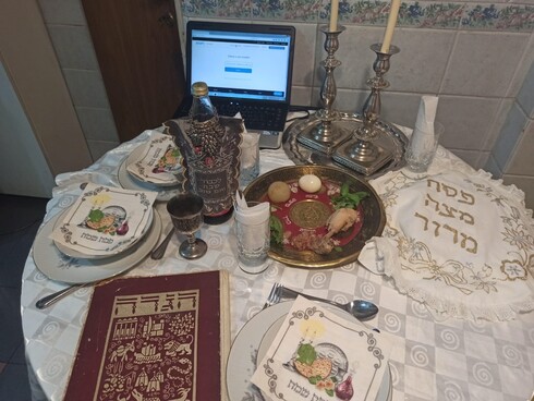 La mesa de Pésaj y el Zoom preparado, una imagen repetida para muchos israelíes en 2020. (Cortesía) Los israelíes varados en Cuenca recibieron regalos de la comunidad judía local.