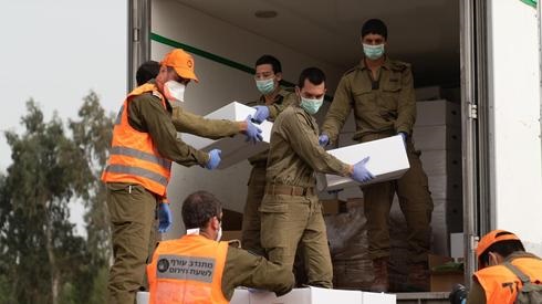 Soldados de las FDI distribuyen comida en Bnei Brak, una de las ciudades más afectadas por el coronavirus. 