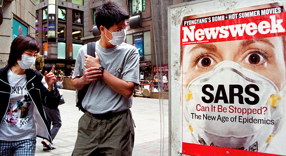 Gente en las calles de Honk Kong durante el brote de SARS en 2003. 