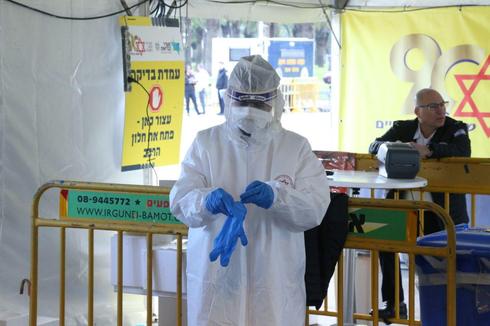 Trabajador de salud en la estación de prueba de coronavirus. 