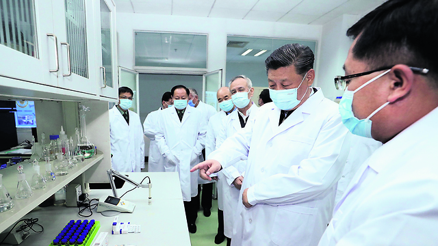 El presidente de China, Xi Jinping, visita un laboratorio en el que se está investigando una vacuna. 