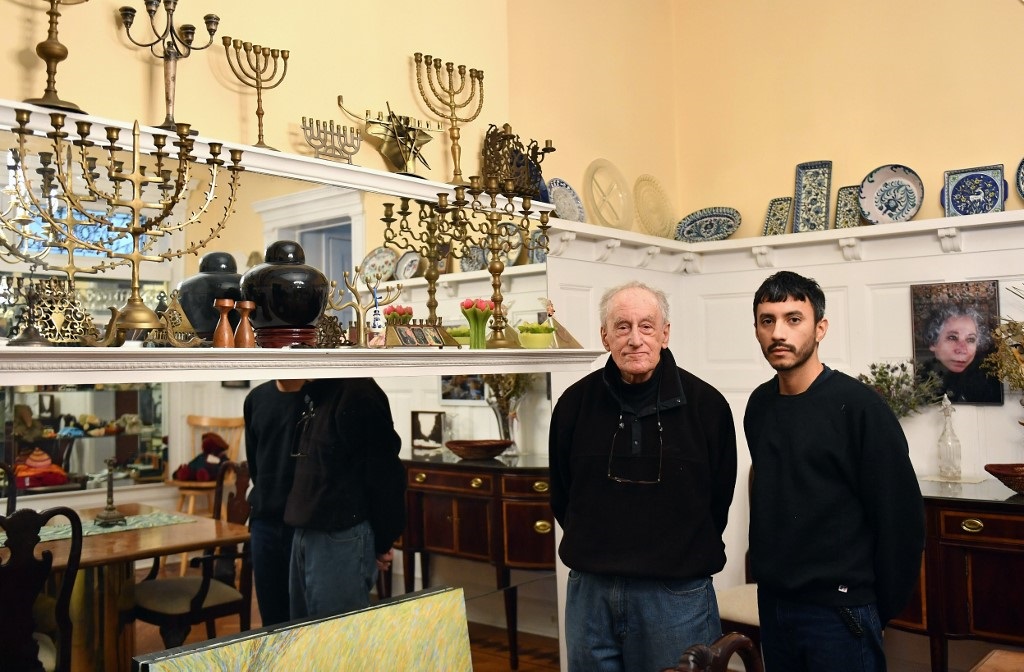 Daniel Terna y su padre Frederick Terna, sobreviviente del Holocausto, en su casa de Nueva York. 