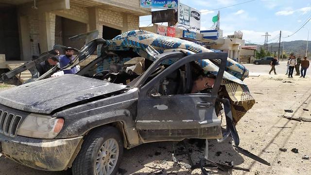 Bombardeio atribuído a Israel contra um veículo do Hezbollah na Síria. (Ynet) Restos do veículo do Hezbollah após o atentado