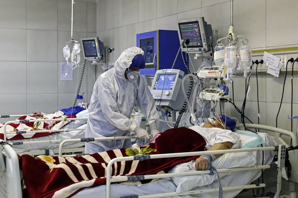 Un médico trata a un paciente infectado con coronavirus en un hospital de Teherán. 