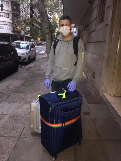 Un israelí en Buenos Aires antes de dirigirse al aeropuerto que lo llevará a Israel.