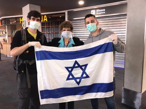 La embajadora de Israel en Argentina, Galit Ronen, despidió a los israelíes en el aeropuerto