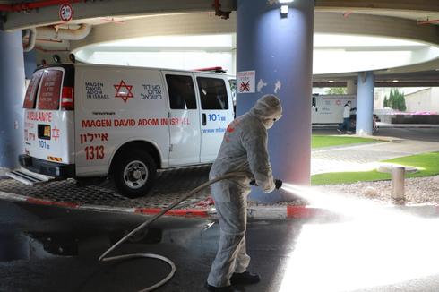 Trabajos de desinfección en la entrada del hospital Ichilov de Tel Aviv