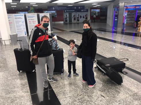 Una familia varada en Argentina en el aeropuerto de Buenos Aires antes de regresar a Israel. 