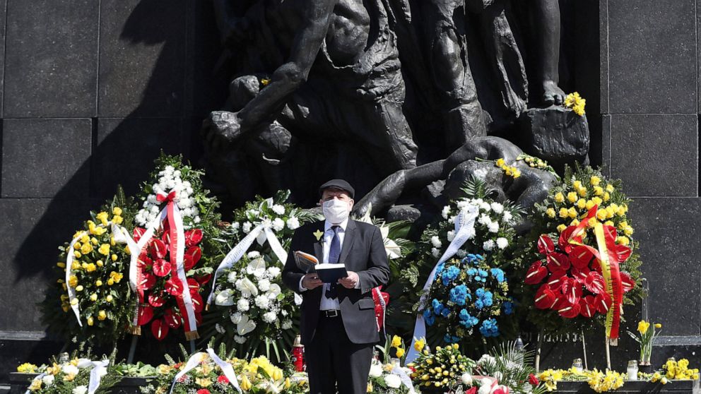 El gran rabino de Polonia, Michael Schudrich, reza frente al monumento a los héroes del Levantamiento del Gueto de Varsovia en Yad Vashem. 