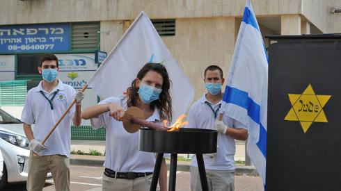 Estudiantes de secundaria llevan a cabo una ceremonia conmemorativa fuera de un hogar geriátrico en Ashkelon