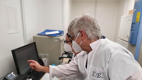 Laboratorio de pruebas de coronavirus en Tel Aviv