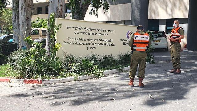 Soldados del Mando del Frente Doméstico en el Centro Israelí de Alzheimer.