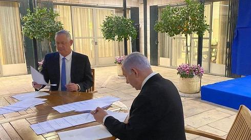 Gantz y Netanyahu cuando firmaron el acuerdo de coalición. 