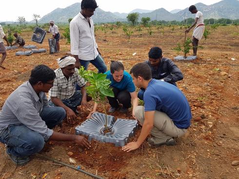 El personal del Laboratorio de Desarrollo Sostenible Nitsan de la Universidad de Tel Aviv les muestra a agricultores de la India el uso correcto de las bandejas israelíes Tal-Ya que reducen el uso del agua de forma drástica. 