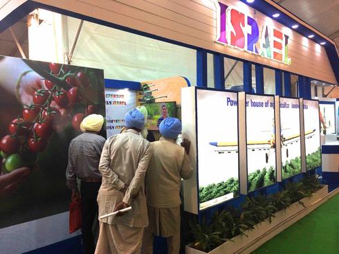 Agricultores de la India descubren la tecnología israelí en una feria comercial. (Ram Fishman) Agricultores de la India descubren la tecnología israelí en una feria comercial.