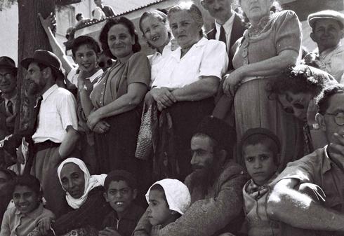 El público asiste con entusiasmo al desfile de la Independencia. Tel Aviv, 1949. 