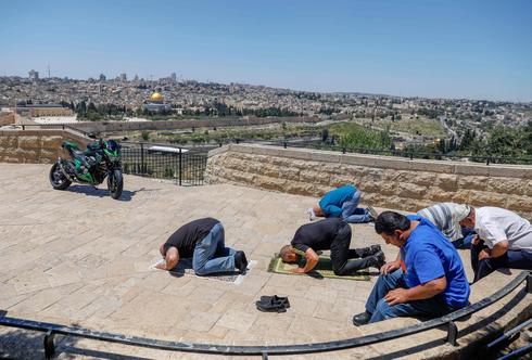 Los musulmanes en el este de Jerusalem rezan al aire libre durante el Ramadán 