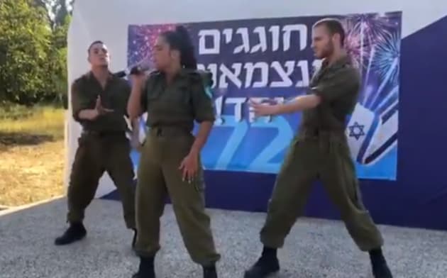 Noa Kirel y dos soldados bailarines.