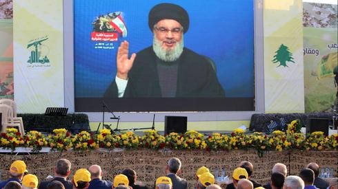 Hassan Nasrallah falando aos apoiadores do Hezbollah em Beirute por vídeo. 