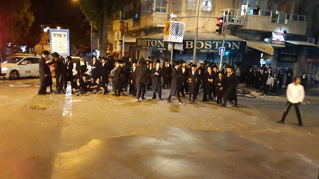 Protesta de los ultrarreligiosos extremistas en Mea Shearim. “El distanciamiento social va contra la forma de vida de ellos”