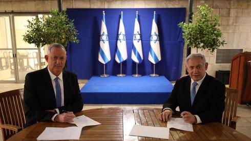 Gantz y Netanyahu firman el acuerdo de coalición. 