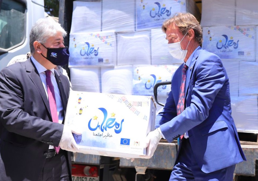 El representante de la UE ante los palestinos, Sven Kühn von Burgsdorff, a la derecha, entrega más de 800 paquetes de alimentos al ministro de desarrollo social de la Autoridad Palestina. 