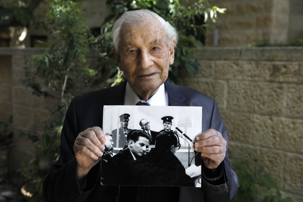 Gabriel Bach, de 93 años, enseña una foto del juicio a Eichmann 