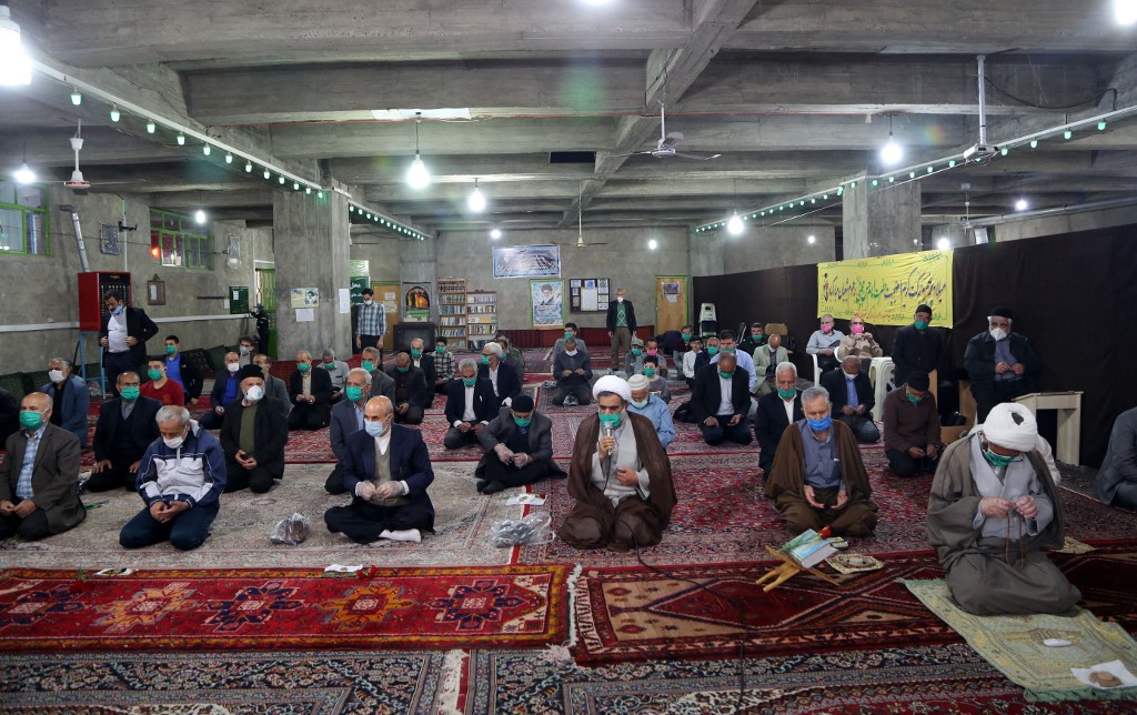 Fieles retomaron las oraciones en mezquitas de Irán a pesar del coronavirus 