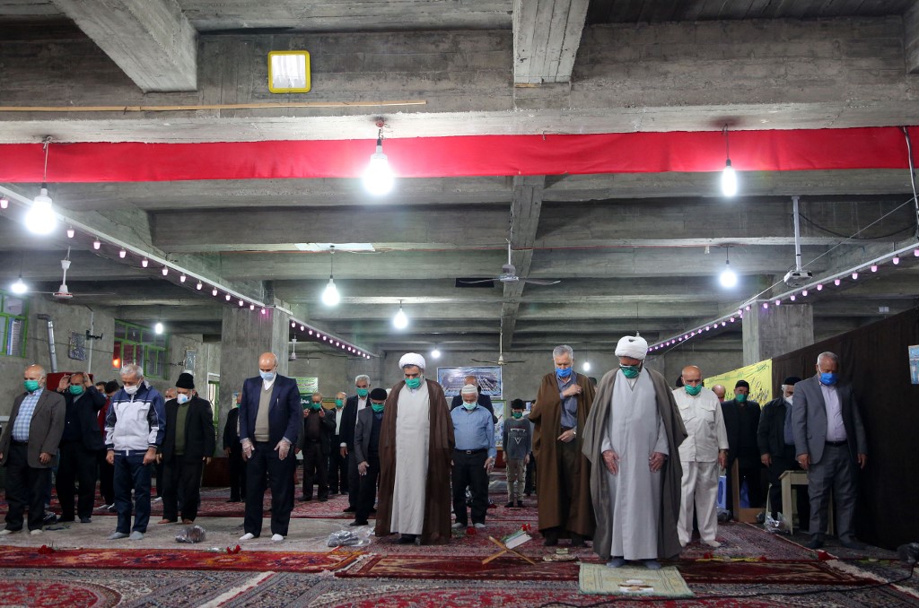 Fieles retomaron las oraciones en mezquitas de Irán a pesar del coronavirus 