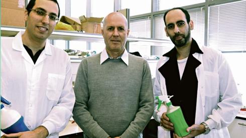 Los investigadores de la Universidad Bar-Ilan Izaak Cohen y Eran Avraham acompañan a Barak Dror Wanderman, el emprendedor que quiere comercializar el desinfectante a base de agua. 
